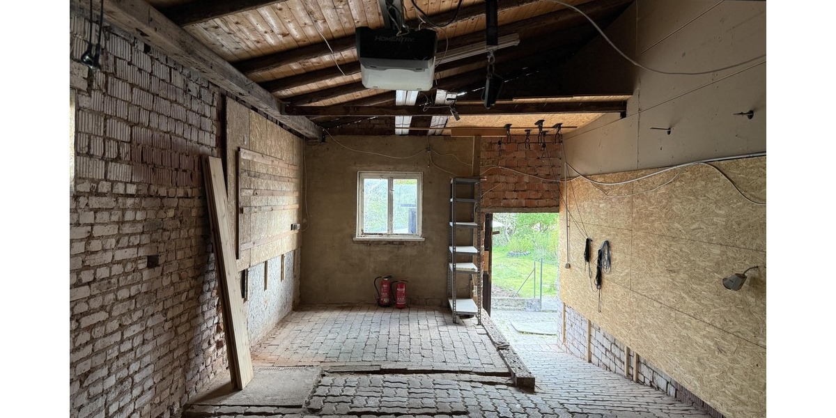 Garage mit Zugang zum Garten
