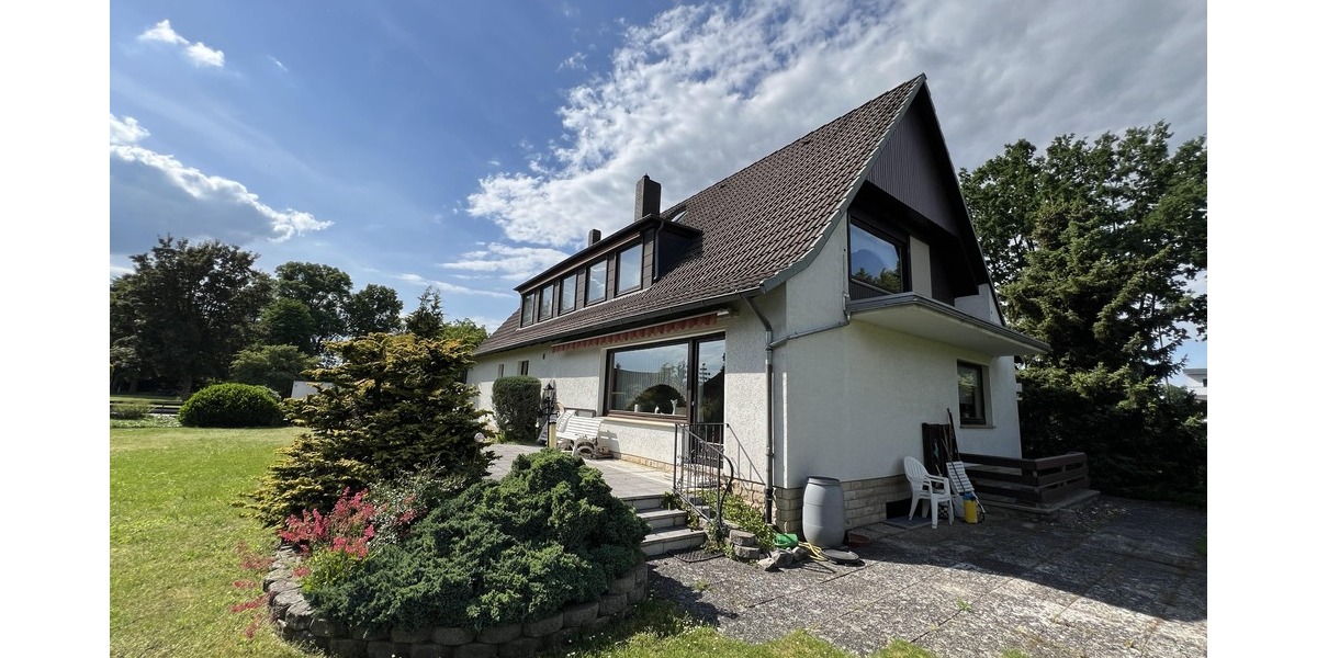 Giebel-/Gartenseite mit Terrasse