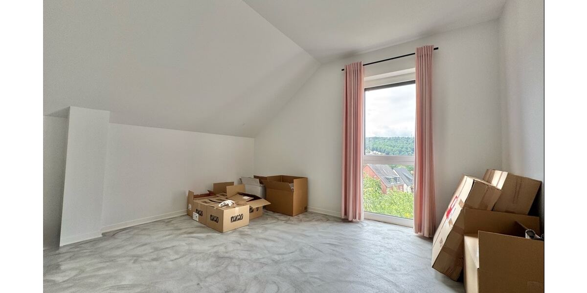 Helles Bürozimmer (DG)