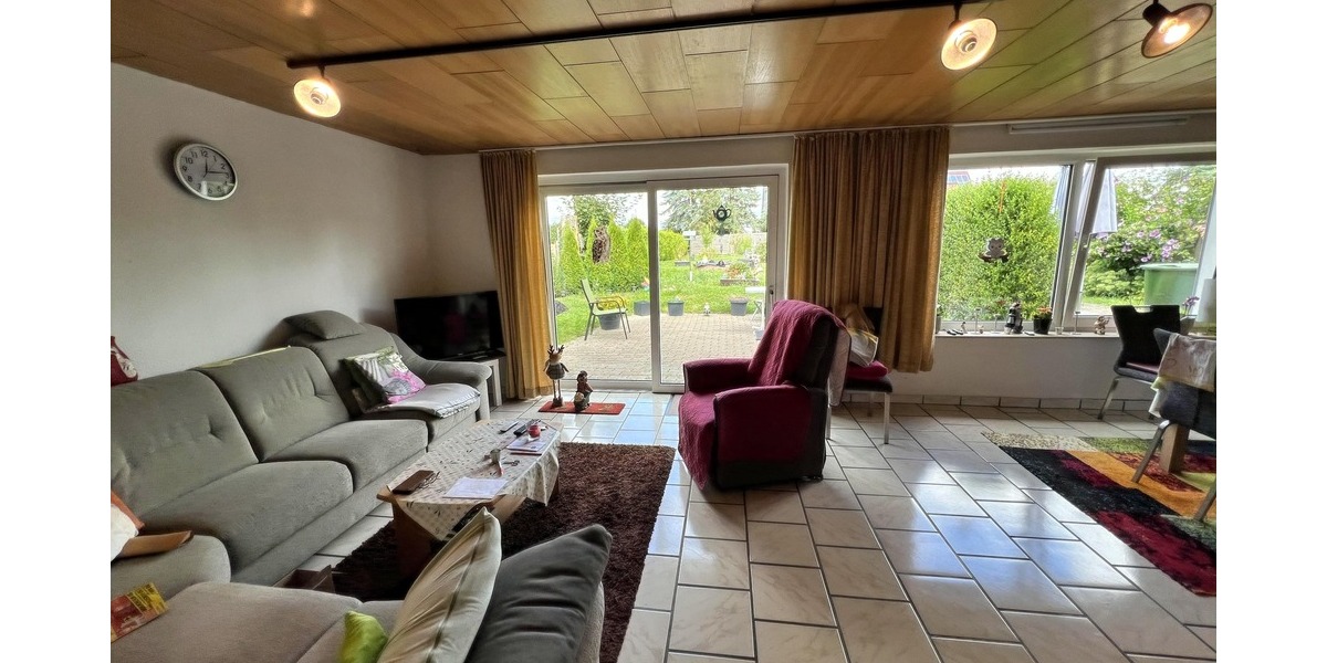 Wohnzimmer mit Blick in den tollen Garten